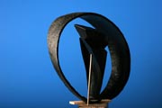 Fotodocument van als relatiegeschenk ontworpen bronzen beelden